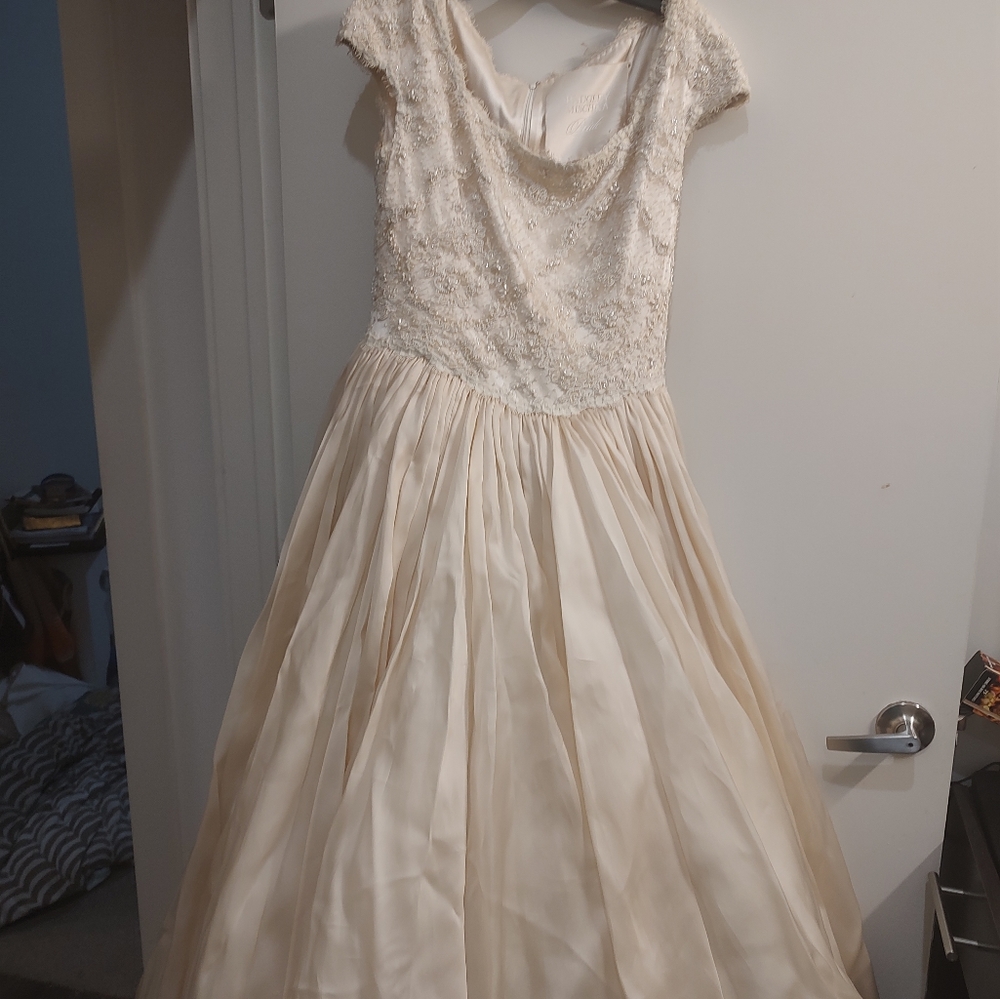 Sample Badgley Mischka dress size 6/8 wedding dress
